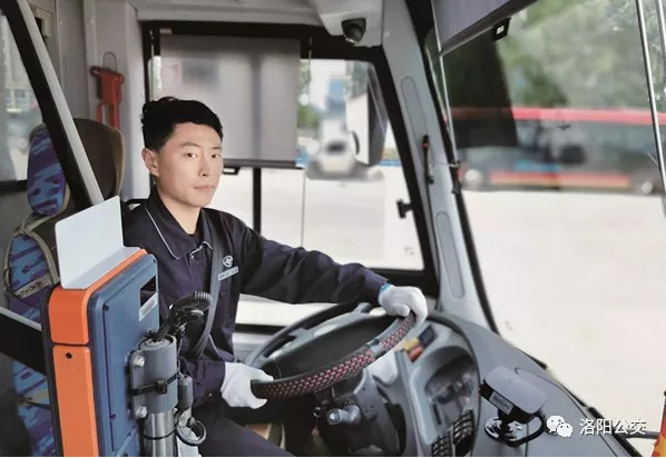你我身邊的公交車(chē)長(cháng)丨劉江偉: 服務(wù)熱情車(chē)技好 他曾收到外地寄來(lái)的錦旗