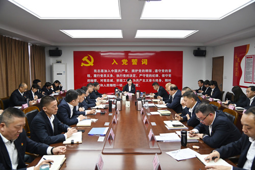 打好“收官戰” 謀好“開(kāi)局篇”！洛陽(yáng)公交集團召開(kāi)11月董事長(cháng)月調度會(huì )02.JPG